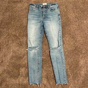 Skinny jeans with rips at the knee